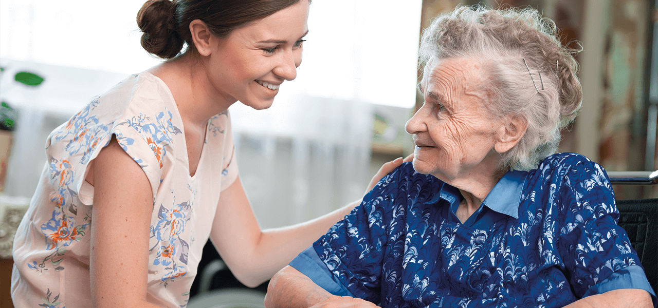 Frau im Gespräch mit älterer Dame